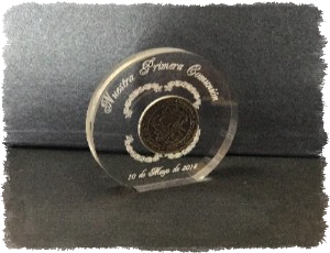 Circular con moneda de acrilico para distincion